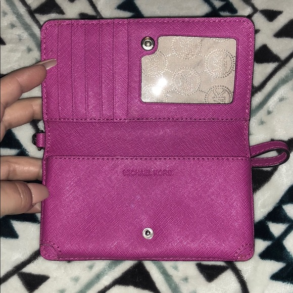 Michael Kors Jet Set Travel Tech Wristlet - Picture 2 of 6